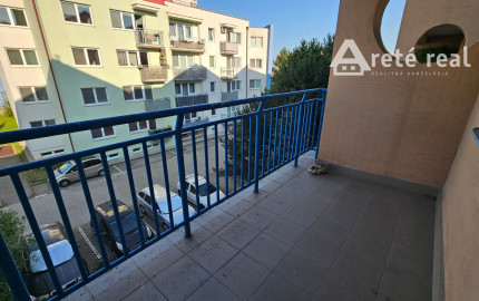 Areté real- Predaj výborne dispozične riešeného 4-izbového bytu s garážou v dobrej lokalite, ul. Silvánova, Pezinok