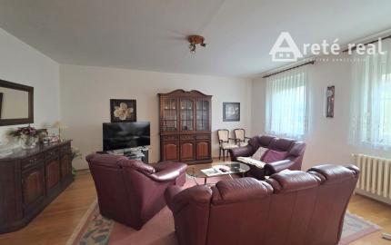 Areté real- Predaj výborne dispozične riešeného 4-izbového bytu  v dobrej lokalite, ul. Silvánova, Pezinok