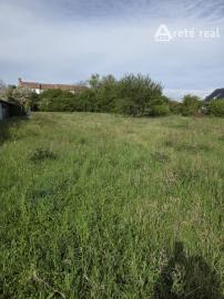 Areté real - Predaj investičného stavebného pozemku v centre obce Budmerice, výborná investičná príležitosť