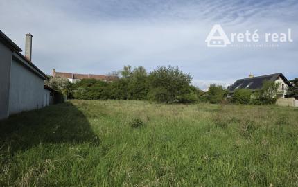 Areté real - Predaj investičného stavebného pozemku v centre obce Budmerice, výborná investičná príležitosť