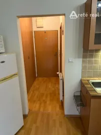 Areté real - Prenájom garsónky s veľkorysou výmerou a preskleným balkónom v novostavbe na Pezinskej ulici v Senci s rýchlym napojením na BA