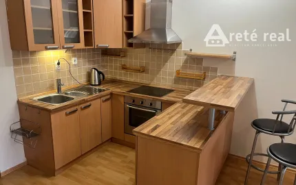 Areté real - Prenájom garsónky s veľkorysou výmerou a preskleným balkónom v novostavbe na Pezinskej ulici v Senci s rýchlym napojením na BA