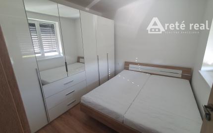 Areté real- Prenájom 2i bytu s predzáhradkou a parkovaním
