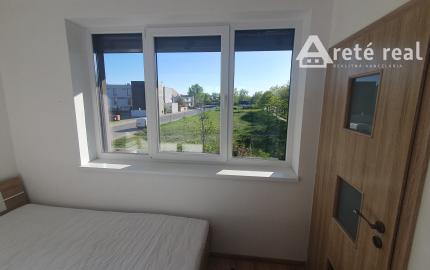 Areté real- Prenájom 2i bytu s predzáhradkou a parkovaním