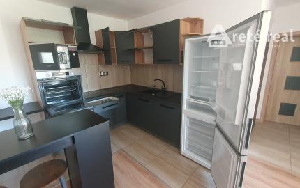 Areté real- Prenájom 2i bytu s predzáhradkou a parkovaním