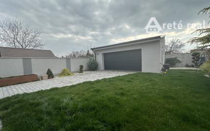 ARETÉ REAL - PRENÁJOM PRIESTRANNÉHO RODINNÉHO DOMU S DVOJGARÁŽOU, KAPLNA