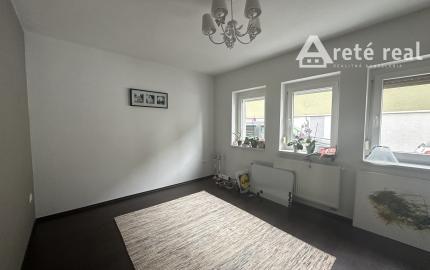 ARETÉ REAL - PRENÁJOM PRIESTRANNÉHO RODINNÉHO DOMU S DVOJGARÁŽOU, KAPLNA