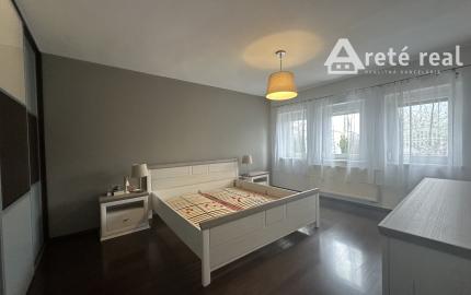 ARETÉ REAL - PRENÁJOM PRIESTRANNÉHO RODINNÉHO DOMU S DVOJGARÁŽOU, KAPLNA