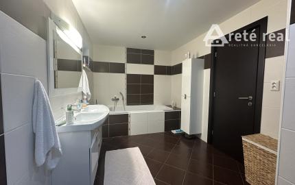 ARETÉ REAL - PRENÁJOM PRIESTRANNÉHO RODINNÉHO DOMU S DVOJGARÁŽOU, KAPLNA