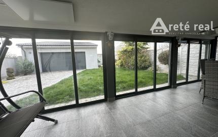 ARETÉ REAL - PRENÁJOM PRIESTRANNÉHO RODINNÉHO DOMU S DVOJGARÁŽOU, KAPLNA