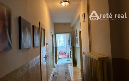 ARETÉ REAL- Ponúkame na predaj rodinný dom v tichej časti v meste MODRA, na slnečnom pozemku s veľkorysou výmerou 1790m2