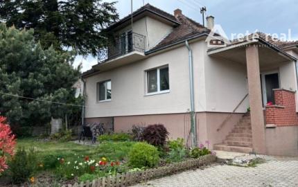 ARETÉ REAL- Ponúkame na predaj rodinný dom v tichej časti v meste MODRA, na slnečnom pozemku s veľkorysou výmerou 1790m2