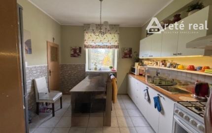 ARETÉ REAL- Ponúkame na predaj rodinný dom v tichej časti v meste MODRA, na slnečnom pozemku s veľkorysou výmerou 1790m2