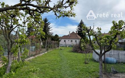 ARETÉ REAL- Ponúkame na predaj rodinný dom v tichej časti v meste MODRA, na slnečnom pozemku s veľkorysou výmerou 1790m2