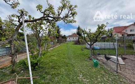 ARETÉ REAL- Ponúkame na predaj rodinný dom v tichej časti v meste MODRA, na slnečnom pozemku s veľkorysou výmerou 1790m2