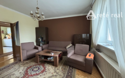 ARETÉ REAL- Ponúkame na predaj rodinný dom v tichej časti v meste MODRA, na slnečnom pozemku s veľkorysou výmerou 1790m2