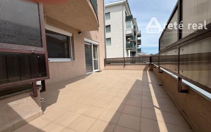 ARETÉ REAL- PONÚKAME NA PREDAJ PRIESTRANNÝ, SLNEČNÝ 3 IZB.BYT S VEĽKOU TERASOU, VNÚTORNÝM  PARKOVACÍM STÁTÍM, KOMOROU, V MALEBNEJ DEDINKE SLOVENSKÝ GROB