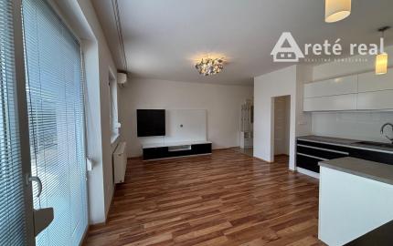 ARETÉ REAL- PONÚKAME NA PREDAJ PRIESTRANNÝ, SLNEČNÝ 3 IZB.BYT S VEĽKOU TERASOU, VNÚTORNÝM  PARKOVACÍM STÁTÍM, KOMOROU, V MALEBNEJ DEDINKE SLOVENSKÝ GROB