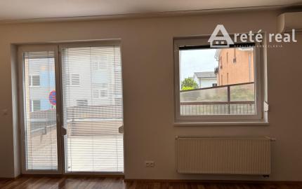 ARETÉ REAL- PONÚKAME NA PREDAJ PRIESTRANNÝ, SLNEČNÝ 3 IZB.BYT S VEĽKOU TERASOU, VNÚTORNÝM  PARKOVACÍM STÁTÍM, KOMOROU, V MALEBNEJ DEDINKE SLOVENSKÝ GROB