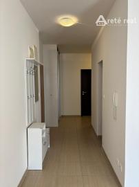 ARETÉ REAL- PONÚKAME NA PREDAJ PRIESTRANNÝ, SLNEČNÝ 3 IZB.BYT S VEĽKOU TERASOU, VNÚTORNÝM  PARKOVACÍM STÁTÍM, KOMOROU, V MALEBNEJ DEDINKE SLOVENSKÝ GROB