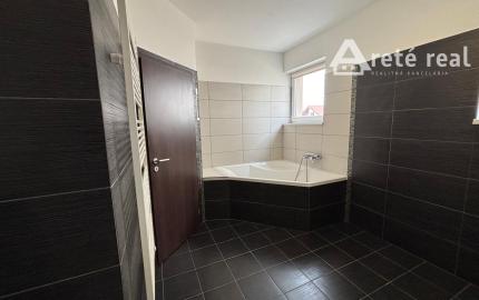 ARETÉ REAL- PONÚKAME NA PREDAJ PRIESTRANNÝ, SLNEČNÝ 3 IZB.BYT S VEĽKOU TERASOU, VNÚTORNÝM  PARKOVACÍM STÁTÍM, KOMOROU, V MALEBNEJ DEDINKE SLOVENSKÝ GROB