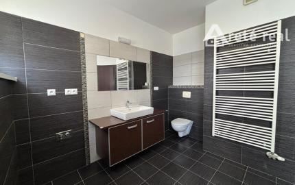 ARETÉ REAL- PONÚKAME NA PREDAJ PRIESTRANNÝ, SLNEČNÝ 3 IZB.BYT S VEĽKOU TERASOU, VNÚTORNÝM  PARKOVACÍM STÁTÍM, KOMOROU, V MALEBNEJ DEDINKE SLOVENSKÝ GROB