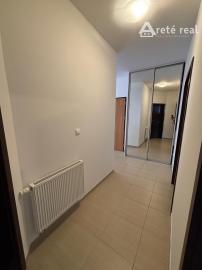 ARETÉ REAL- PONÚKAME NA PREDAJ PRIESTRANNÝ, SLNEČNÝ 3 IZB.BYT S VEĽKOU TERASOU, VNÚTORNÝM  PARKOVACÍM STÁTÍM, KOMOROU, V MALEBNEJ DEDINKE SLOVENSKÝ GROB