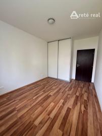 ARETÉ REAL- PONÚKAME NA PREDAJ PRIESTRANNÝ, SLNEČNÝ 3 IZB.BYT S VEĽKOU TERASOU, VNÚTORNÝM  PARKOVACÍM STÁTÍM, KOMOROU, V MALEBNEJ DEDINKE SLOVENSKÝ GROB