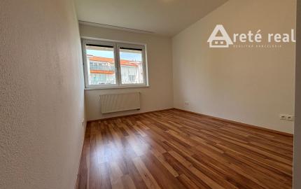 ARETÉ REAL- PONÚKAME NA PREDAJ PRIESTRANNÝ, SLNEČNÝ 3 IZB.BYT S VEĽKOU TERASOU, VNÚTORNÝM  PARKOVACÍM STÁTÍM, KOMOROU, V MALEBNEJ DEDINKE SLOVENSKÝ GROB