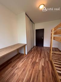 ARETÉ REAL- PONÚKAME NA PREDAJ PRIESTRANNÝ, SLNEČNÝ 3 IZB.BYT S VEĽKOU TERASOU, VNÚTORNÝM  PARKOVACÍM STÁTÍM, KOMOROU, V MALEBNEJ DEDINKE SLOVENSKÝ GROB