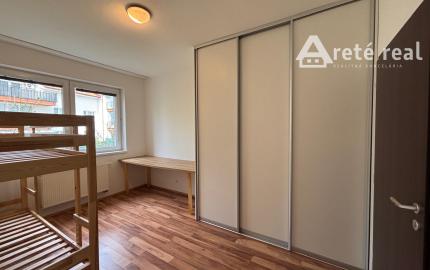 ARETÉ REAL- PONÚKAME NA PREDAJ PRIESTRANNÝ, SLNEČNÝ 3 IZB.BYT S VEĽKOU TERASOU, VNÚTORNÝM  PARKOVACÍM STÁTÍM, KOMOROU, V MALEBNEJ DEDINKE SLOVENSKÝ GROB