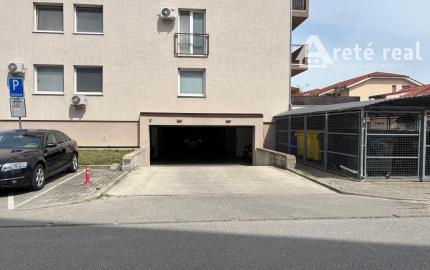 ARETÉ REAL- PONÚKAME NA PREDAJ PRIESTRANNÝ, SLNEČNÝ 3 IZB.BYT S VEĽKOU TERASOU, VNÚTORNÝM  PARKOVACÍM STÁTÍM, KOMOROU, V MALEBNEJ DEDINKE SLOVENSKÝ GROB