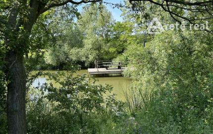 ARETÉ REAL – PRIPRAVUJEME PREDAJ 6270m2 POZEMKU S JAZIERKOM V MODRE, ČASŤ ŠARKAPERKY