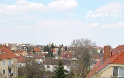 Areté real- Predaj výborne riešeného 3-izbového bytu s balkónom vo výbornej lokalite v centre Pezinka, Záhradná ul.