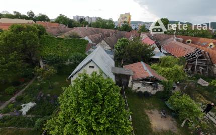 ARETÉ REAL – PREDAJ 2 VINÁRSKYCH RODINNÝCH DOMOV S 2 NEBYTOVÝMI BUDOVAMI V CENTRE MODRY, DOLNÁ