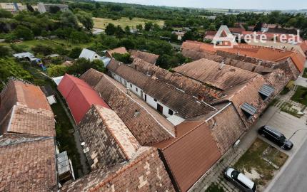 ARETÉ REAL – PREDAJ 2 VINÁRSKYCH RODINNÝCH DOMOV S 2 NEBYTOVÝMI BUDOVAMI V CENTRE MODRY, DOLNÁ