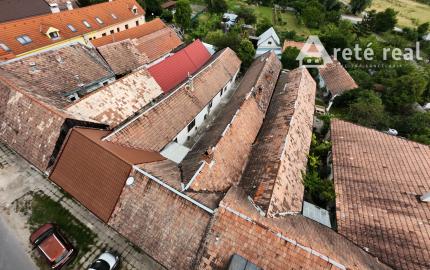 ARETÉ REAL – PREDAJ 2 VINÁRSKYCH RODINNÝCH DOMOV S 2 NEBYTOVÝMI BUDOVAMI V CENTRE MODRY, DOLNÁ