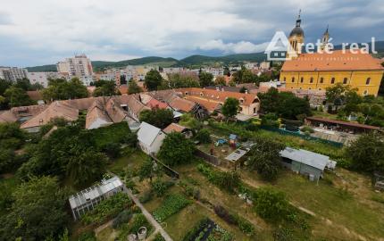 ARETÉ REAL – PREDAJ 2 VINÁRSKYCH RODINNÝCH DOMOV S 2 NEBYTOVÝMI BUDOVAMI V CENTRE MODRY, DOLNÁ