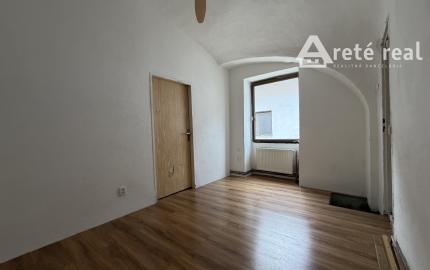 ARETÉ REAL – PREDAJ 2 VINÁRSKYCH RODINNÝCH DOMOV S 2 NEBYTOVÝMI BUDOVAMI V CENTRE MODRY, DOLNÁ