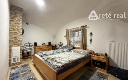 ARETÉ REAL – PREDAJ 2 VINÁRSKYCH RODINNÝCH DOMOV S 2 NEBYTOVÝMI BUDOVAMI V CENTRE MODRY, DOLNÁ