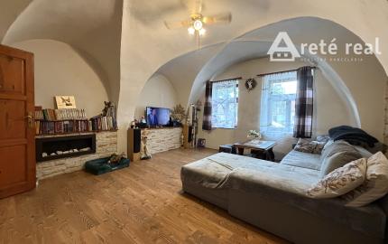 ARETÉ REAL – PREDAJ 2 VINÁRSKYCH RODINNÝCH DOMOV S 2 NEBYTOVÝMI BUDOVAMI V CENTRE MODRY, DOLNÁ