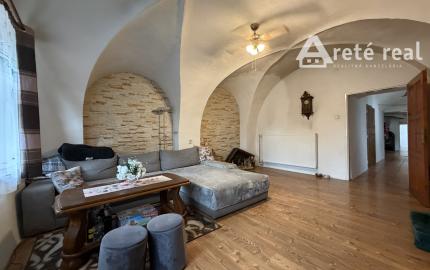 ARETÉ REAL – PREDAJ 2 VINÁRSKYCH RODINNÝCH DOMOV S 2 NEBYTOVÝMI BUDOVAMI V CENTRE MODRY, DOLNÁ