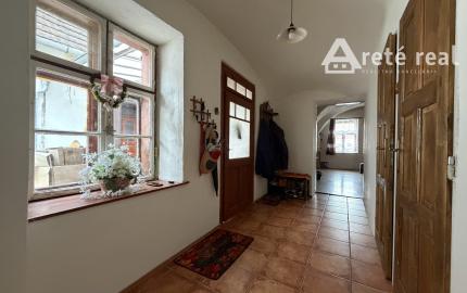 ARETÉ REAL – PREDAJ 2 VINÁRSKYCH RODINNÝCH DOMOV S 2 NEBYTOVÝMI BUDOVAMI V CENTRE MODRY, DOLNÁ