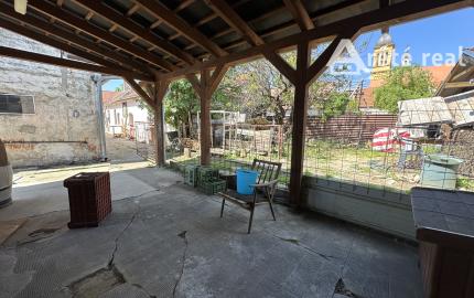 ARETÉ REAL – PREDAJ 2 VINÁRSKYCH RODINNÝCH DOMOV S 2 NEBYTOVÝMI BUDOVAMI V CENTRE MODRY, DOLNÁ