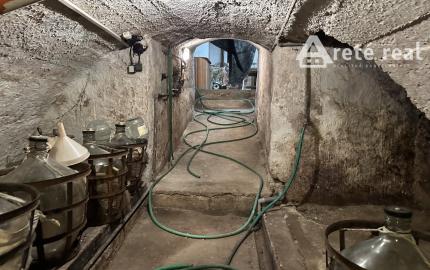 ARETÉ REAL – PREDAJ 2 VINÁRSKYCH RODINNÝCH DOMOV S 2 NEBYTOVÝMI BUDOVAMI V CENTRE MODRY, DOLNÁ