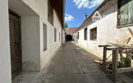 ARETÉ REAL – PREDAJ 2 VINÁRSKYCH RODINNÝCH DOMOV S 2 NEBYTOVÝMI BUDOVAMI V CENTRE MODRY, DOLNÁ