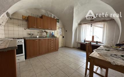 ARETÉ REAL – PREDAJ 2 VINÁRSKYCH RODINNÝCH DOMOV S 2 NEBYTOVÝMI BUDOVAMI V CENTRE MODRY, DOLNÁ