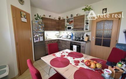 Areté real - Predaj výborne dispozične riešeného 2 -izbového bytu s balkónom v obľúbenej lokalite Muškát v Pezinku