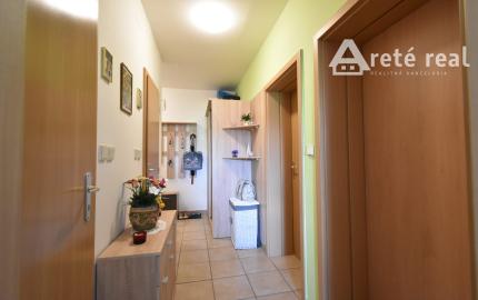 Areté real - Predaj výborne dispozične riešeného 2 -izbového bytu s balkónom v obľúbenej lokalite Muškát v Pezinku