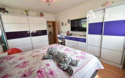 Areté real - Predaj výborne dispozične riešeného 2 -izbového bytu s balkónom v obľúbenej lokalite Muškát v Pezinku